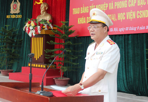 Đồng chí Đại tá, PGS.TS Trần Minh Chất, Phó Giám đốc Học viện đọc diễn văn bế giảng khóa D35